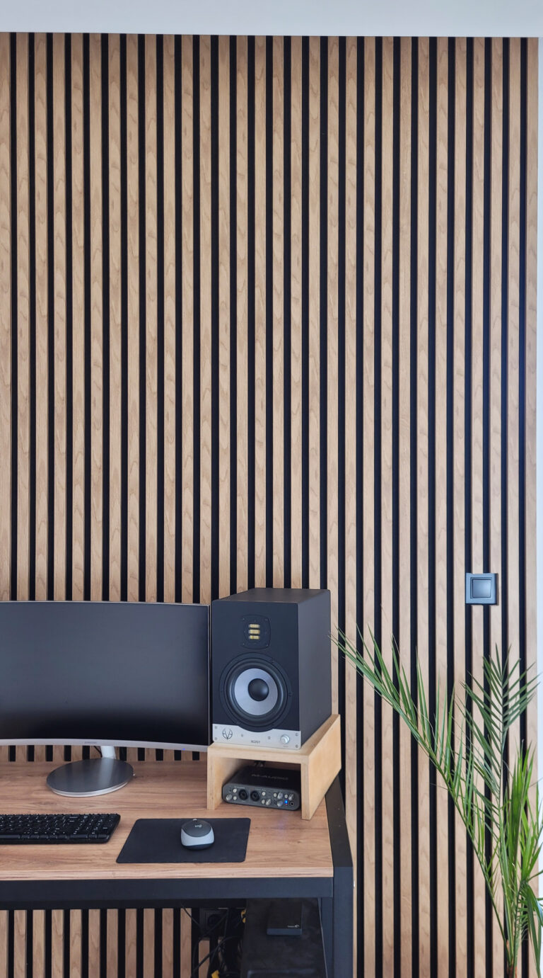 Akustilised ribipaneelid MDF Premium toonis Sonoma tamm kodukontori seinal